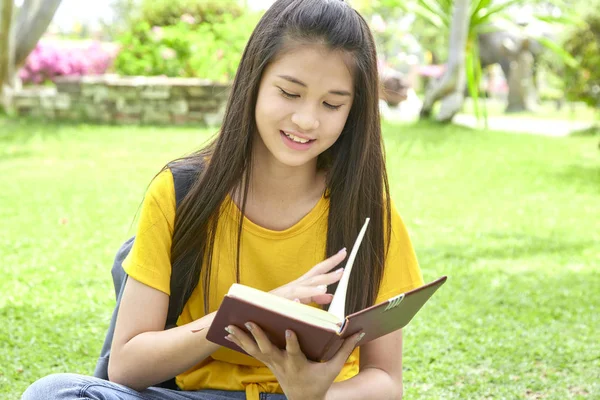 Teenager liest Buch im Park — Stockfoto