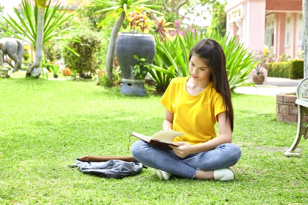 Vrouwelijke tiener lezing boek in Park — Stockfoto