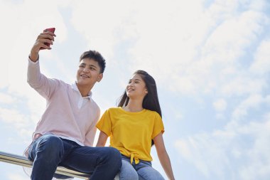 Asya çift almak bir selfie açık