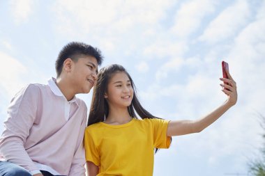 Asya çift almak bir selfie açık