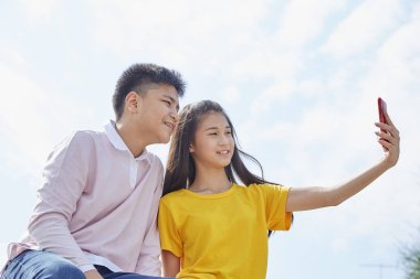 Asya çift almak bir selfie açık