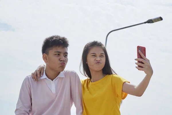 Asya çift almak bir selfie açık — Stok fotoğraf