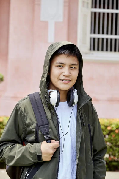 Хлопчик носить піджак і навушники — стокове фото