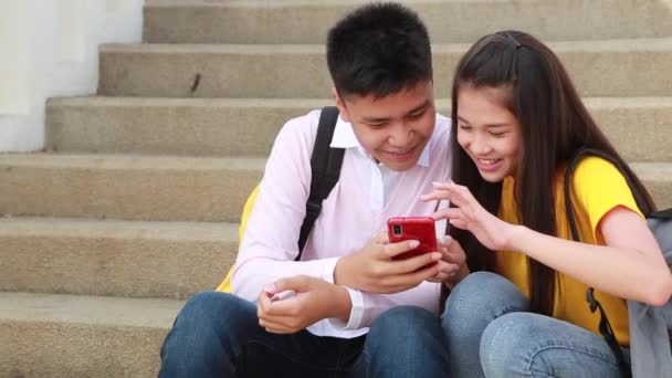 Lány Fiú Tizenéves Játszik Mosolygós Smartphone Ülő Hogy Selfie — Stock videók