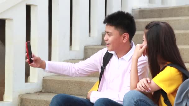 Meisje Jongen Tieners Spelen Glimlachen Met Smartphone Zitten Maken Selfie — Stockvideo