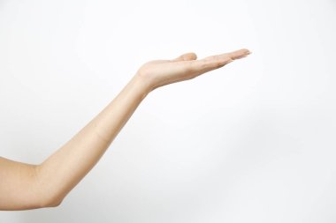 El kadın bir şey tutuyor.