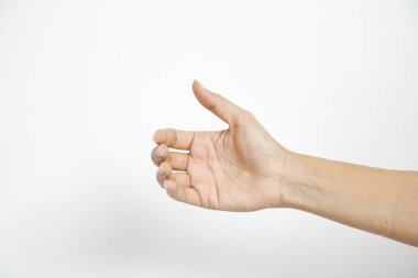 El kadın bir şey tutuyor.