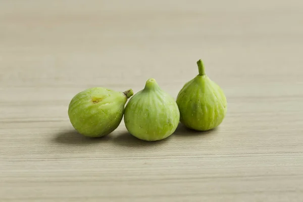 Ahşap bir masada olgun incir — Stok fotoğraf