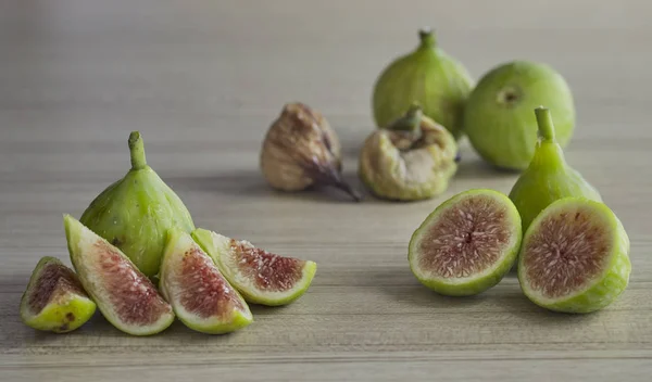 Figues mûres sur une table en bois — Photo