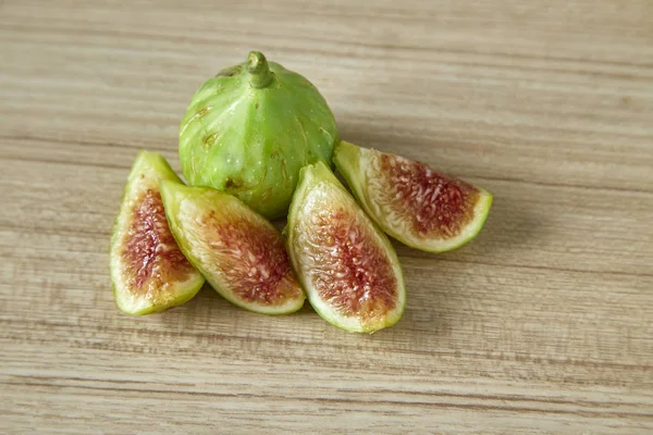 Ahşap bir masada olgun incir — Stok fotoğraf