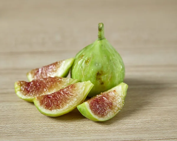 Figues mûres sur une table en bois — Photo