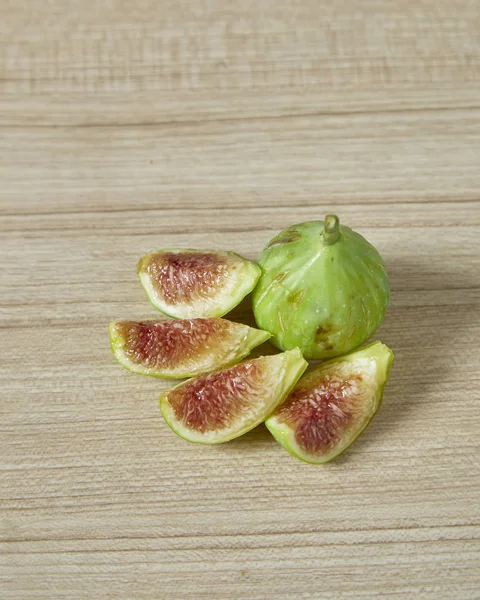 Figues mûres sur une table en bois — Photo