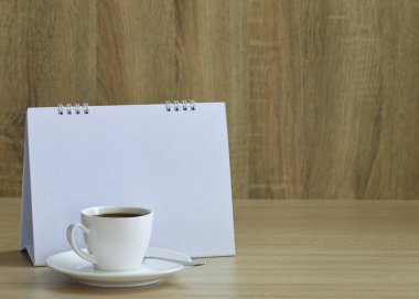 Tatil konsepti kahve ve boş takvim