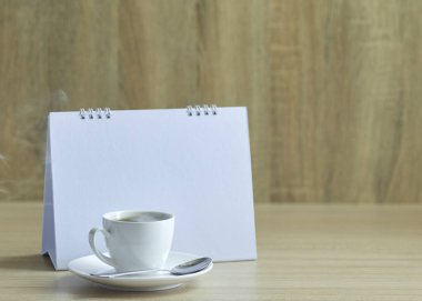 Tatil konsepti kahve ve boş takvim