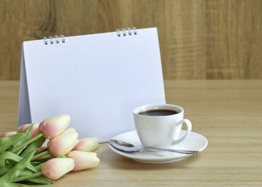 Tatil konsepti kahve ve boş takvim