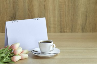 Tatil konsepti kahve ve boş takvim