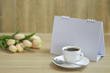 Tatil konsepti kahve ve boş takvim