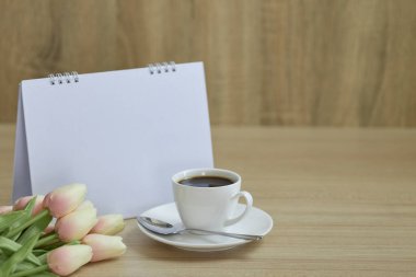 Tatil konsepti kahve ve boş takvim