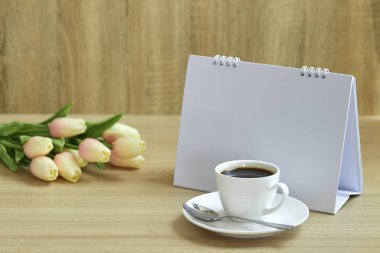 Tatil konsepti kahve ve boş takvim