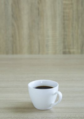 ahşap zemin üzerinde kahve fincanı