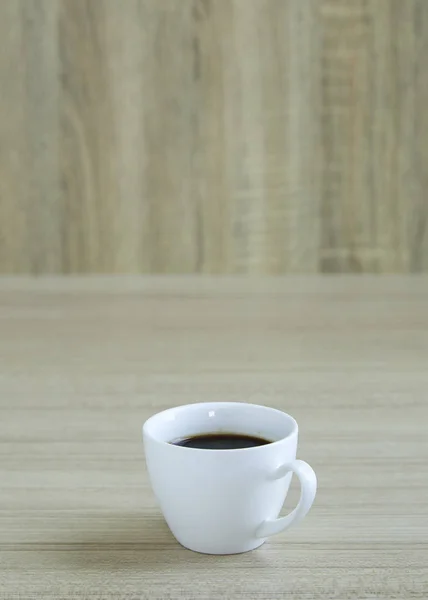 Xícara de café no fundo de madeira — Fotografia de Stock