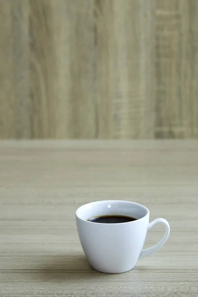 Tasse de café sur fond de bois — Photo