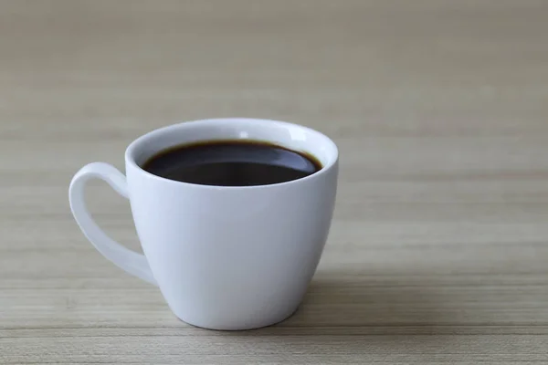 木製の背景にコーヒー カップ — ストック写真