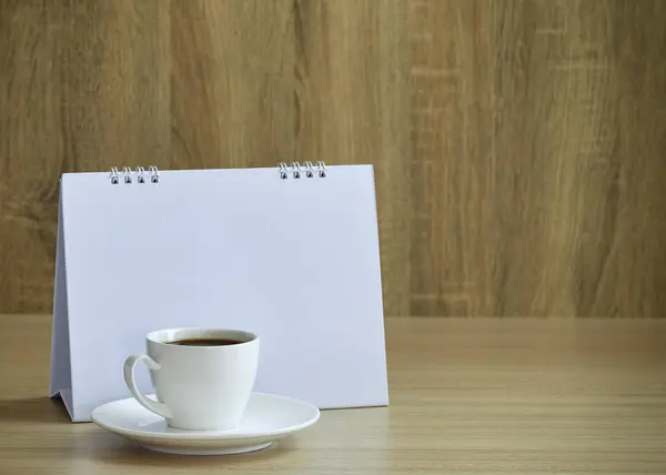 Urlaubskonzept Kaffee und leerer Kalender — Stockfoto