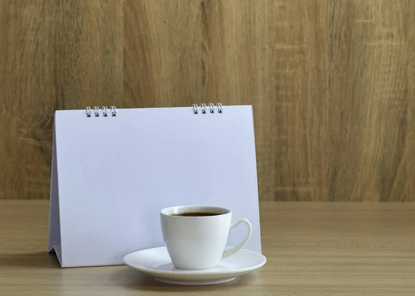 Urlaubskonzept Kaffee und leerer Kalender — Stockfoto