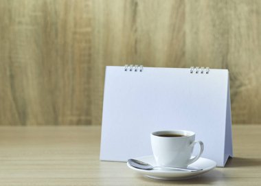 Tatil konsepti kahve ve boş takvim