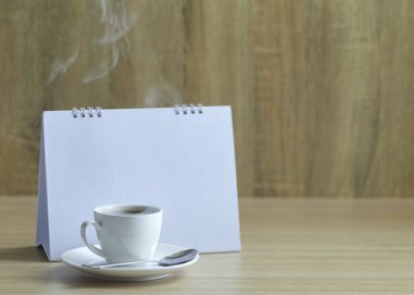 Tatil konsepti kahve ve boş takvim