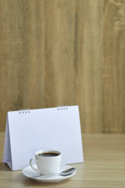 Tatil konsepti kahve ve boş takvim