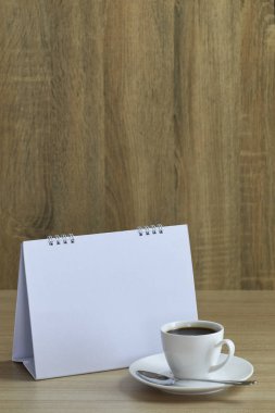 Tatil konsepti kahve ve boş takvim