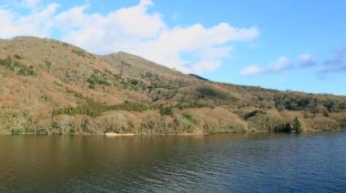 Hakone, Kanagawa Prefecture, Japonya 'da Ashi Gölü 'nde Fuji Dağı ve Hakone Tapınağı kırmızı kapısı görünümü