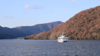 Hakone, Kanagawa Prefecture, Japonya 'da Ashi Gölü 'nde Fuji Dağı ve Hakone Tapınağı kırmızı kapısı görünümü