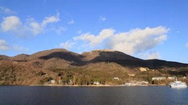 Hakone, Kanagawa Prefecture, Japonya 'da Ashi Gölü 'nde Fuji Dağı ve Hakone Tapınağı kırmızı kapısı görünümü