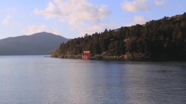 Hakone, Kanagawa Prefecture, Japonya 'da Ashi Gölü 'nde Fuji Dağı ve Hakone Tapınağı kırmızı kapısı görünümü