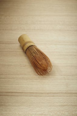 Ahşap masada Matcha için bambu çay fırçalamak