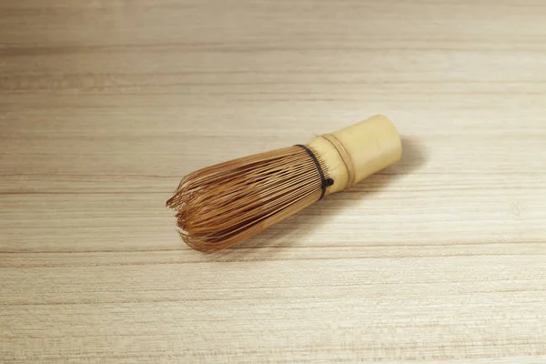 Бамбуковий чайний віночок для мачі на дерев'яному столі — стокове фото
