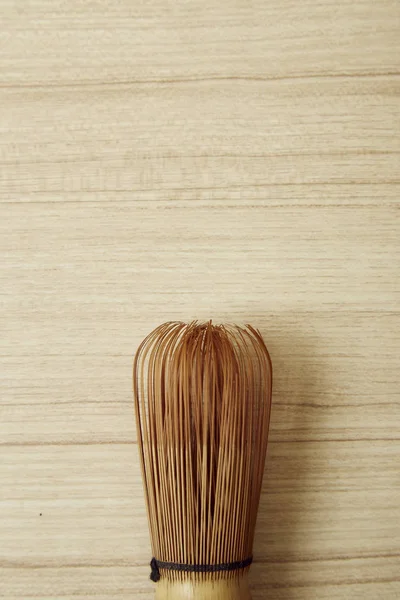 Бамбуковий чайний віночок для мачі на дерев'яному столі — стокове фото