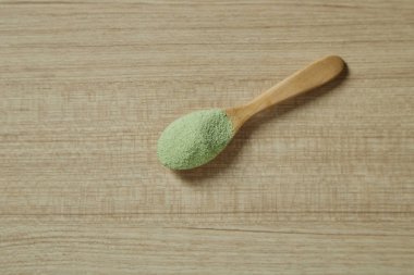 Toz Matcha yeşil çay ile ahşap kaşık