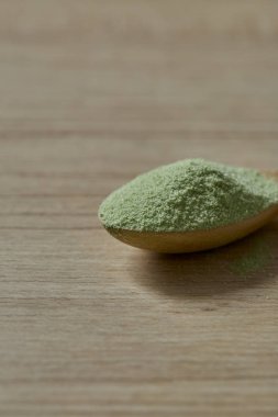 Toz Matcha yeşil çay ile ahşap kaşık