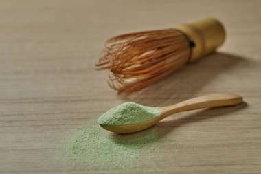 Toz Matcha yeşil çay ile ahşap kaşık