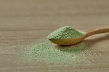 Toz Matcha yeşil çay ile ahşap kaşık