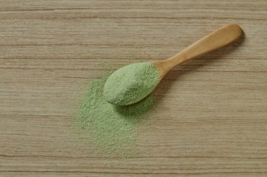 Toz Matcha yeşil çay ile ahşap kaşık