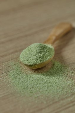 Toz Matcha yeşil çay ile ahşap kaşık