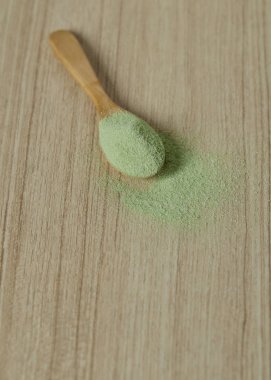 Toz Matcha yeşil çay ile ahşap kaşık