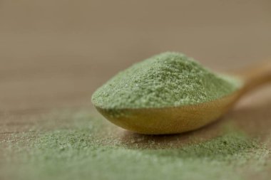 Toz Matcha yeşil çay ile ahşap kaşık