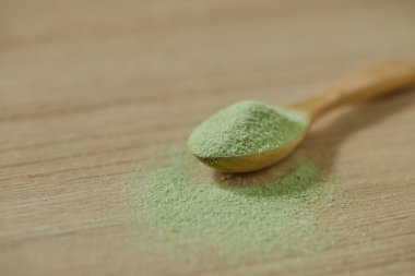 Toz Matcha yeşil çay ile ahşap kaşık
