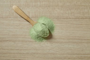 Toz Matcha yeşil çay ile ahşap kaşık